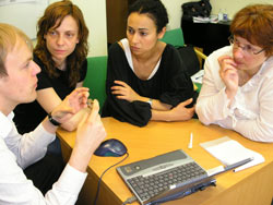 teamwork with moodle, Thomas is explaining the 